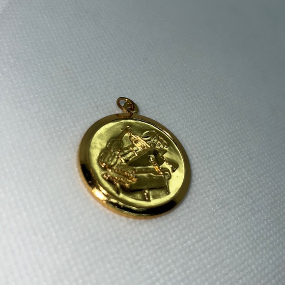 MUSICAL INSTRUMENT PENDANT CHARM GOLD TONE, PIANO, VIOLIN, SAXOPHONE, NOTES - Picture 5 of 12